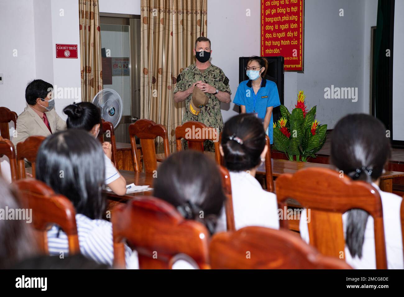 TUY HOA, Vietnam (29. Juni 2022) – Rear ADM. Mark Melson, Commander, Task Force 73 (CTF 73), spricht mit Krankenschwestern im Phu Yen General Hospital während einer Führung durch das vietnamesische Krankenhaus zur Unterstützung der Pacific Partnership 2022. Die Pazifikpartnerschaft ist die größte multinationale Mission zur Vorbereitung auf humanitäre Hilfe und Katastrophenhilfe, die jährlich im Indo-Pazifik durchgeführt wird. Sie ist seit 17. Jahren Teil der Partnerschaft. Stockfoto