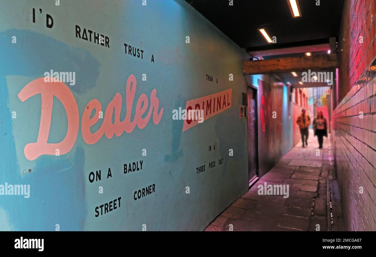Dublin Art in einer Gasse, ich vertraue lieber einem Dealer an einer schlecht beleuchteten Straßenecke, als einem Kriminellen in einem dreiteiligen Anzug Stockfoto