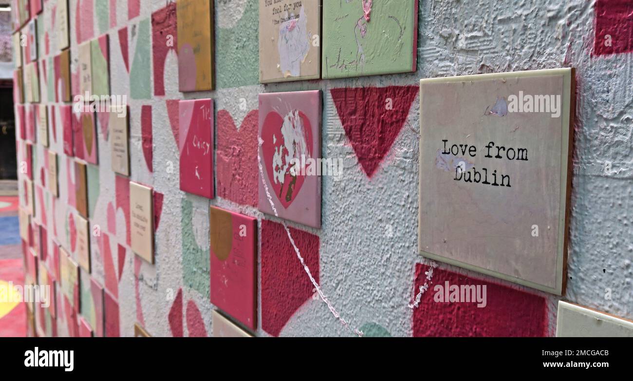 Kunst in einer Love Lane Hinterstraße der Temple Bar, Fliesen und Text / Gedichte - Liebe aus Dublin, halte meine Hand und ich werde überall mit dir hingehen Stockfoto