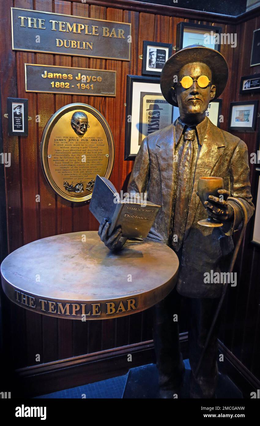 James Joyce Bronze lebensgroße Statue, von Ian Pollock, Temple Bar, Dublin, Eire, Irland Stockfoto