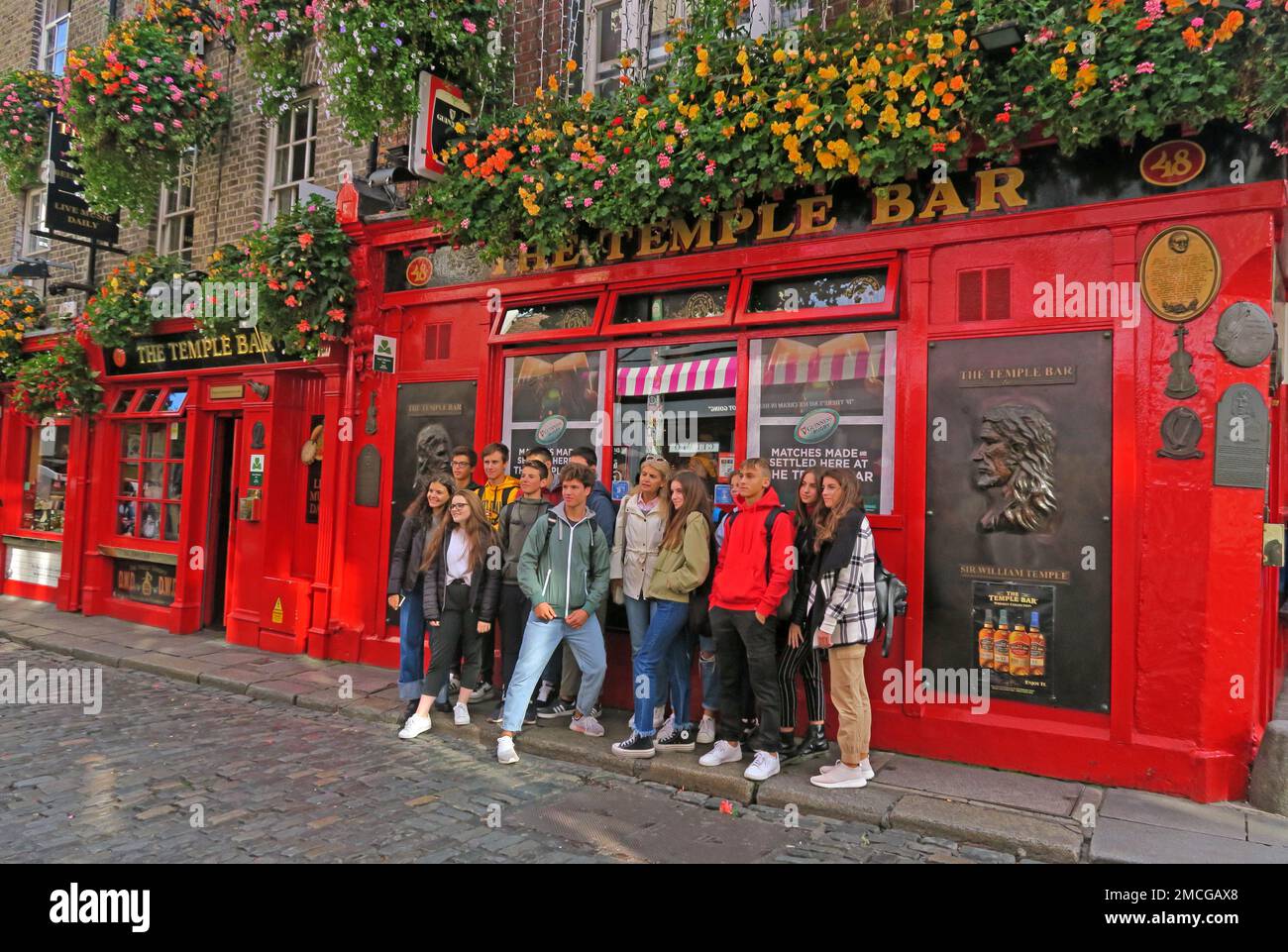 Traditionelles Touristenfoto, vor dem berühmten Temple Bar Pub, Dublin, Irland, Irland Stockfoto