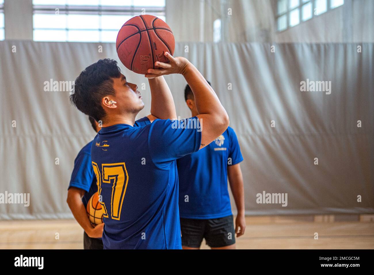 220701-N-YN807-1017 PEARL HARBOR (1. Juli 2022) – A Republic of Singapore Navy Sailor tritt während Rim of the Pacific (RIMPAC) 2022 am 1. Juli an einem Basketballspiel an. Von Juni 29 bis August 4 nehmen an der RIMPAC auf und um die hawaiianischen Inseln und Südkalifornien 26 Nationen, 38 Schiffe, vier U-Boote, mehr als 170 Flugzeuge und 25.000 Mitarbeiter Teil. RIMPAC ist die weltweit größte internationale Seefahrt-Übung und bietet eine einzigartige Ausbildungsmöglichkeit, während gleichzeitig die kooperativen Beziehungen zwischen den Teilnehmern gefördert und aufrechterhalten werden, die für die Gewährleistung der Sicherheit von Seeschiffen und der Gefahrenabwehr auf von entscheidender Bedeutung sind Stockfoto