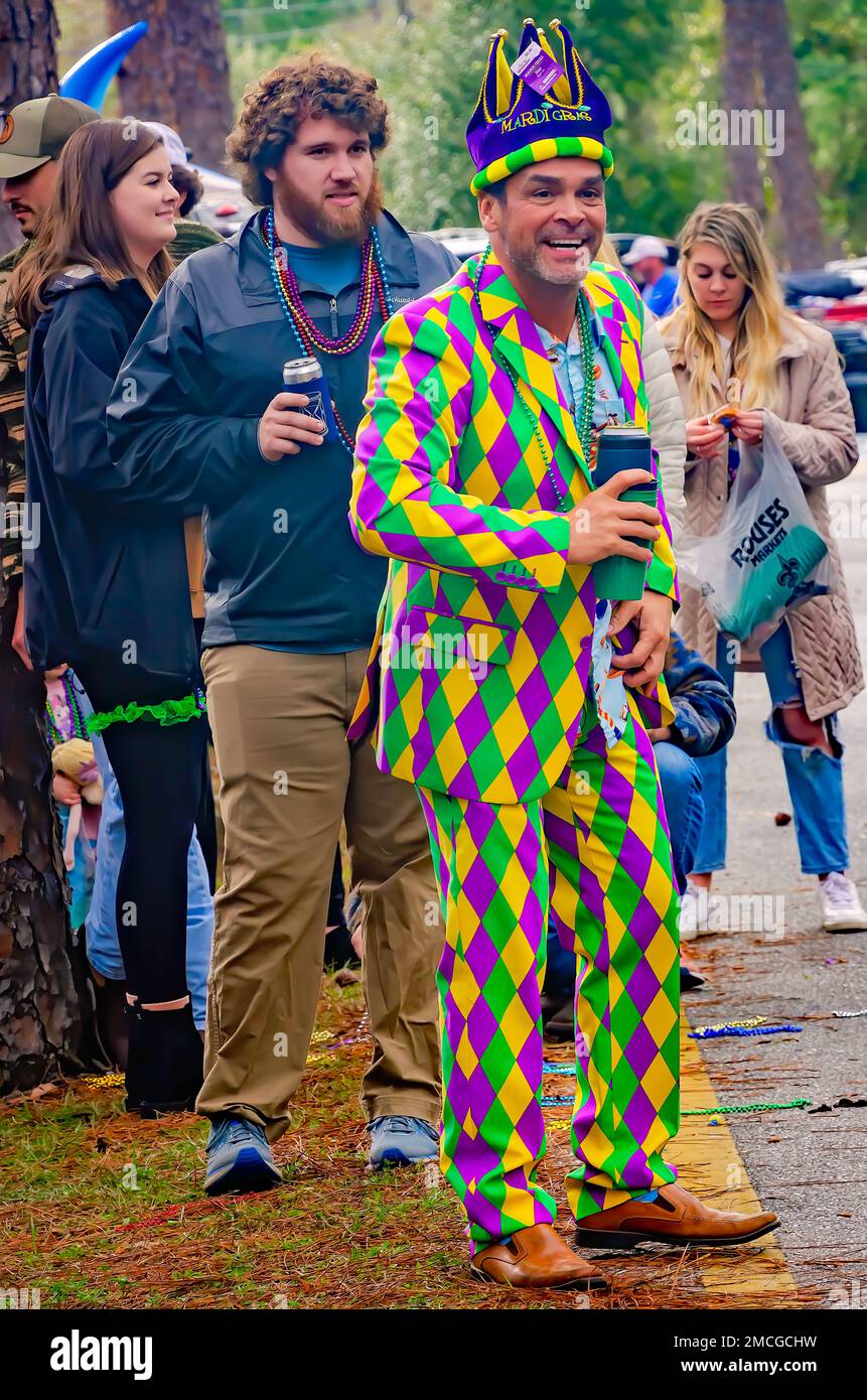 Ein Mann in einem Mardi Gras-Kostüm wartet auf die Krewe de la Dauphine Mardi Gras-Parade am 21. Januar 2023 in Dauphin Island, Alabama. Stockfoto