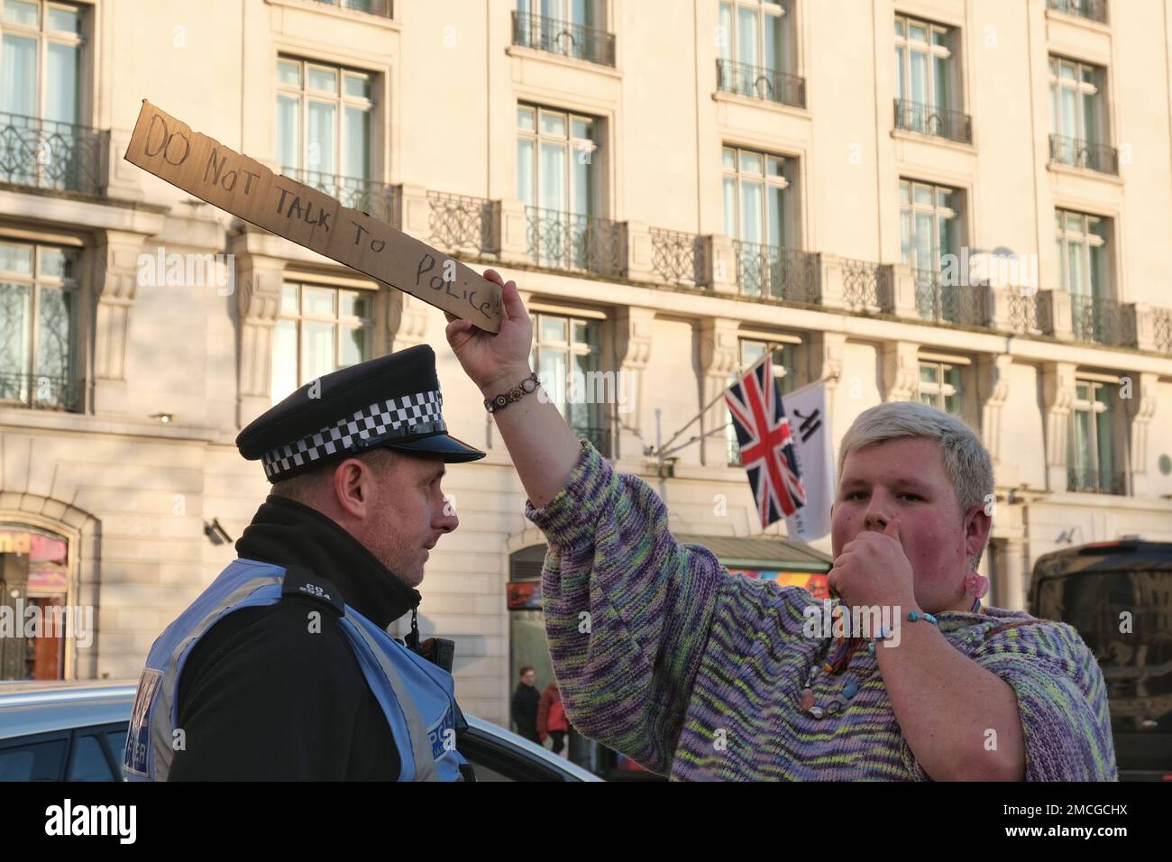 London, Großbritannien. 21. Januar 2022. Aktivisten inszenierten einen weiteren Protest gegenüber der Downing Street, nachdem die britische Regierung das schottische Gender Recognition Bill blockiert hatte, ein Gesetz, das es einem Trans-Menschen erleichtern würde, sein Geschlecht legal zu ändern. Kredit: Elfte Stunde Fotografie/Alamy Live News Stockfoto