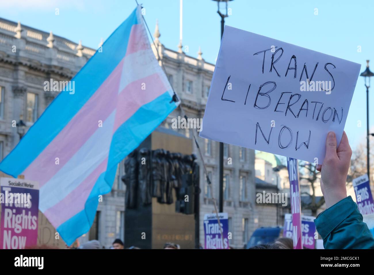 London, Großbritannien. 21. Januar 2022. Aktivisten inszenierten einen weiteren Protest gegenüber der Downing Street, nachdem die britische Regierung das schottische Gender Recognition Bill blockiert hatte, ein Gesetz, das es einem Trans-Menschen erleichtern würde, sein Geschlecht legal zu ändern. Kredit: Elfte Stunde Fotografie/Alamy Live News Stockfoto