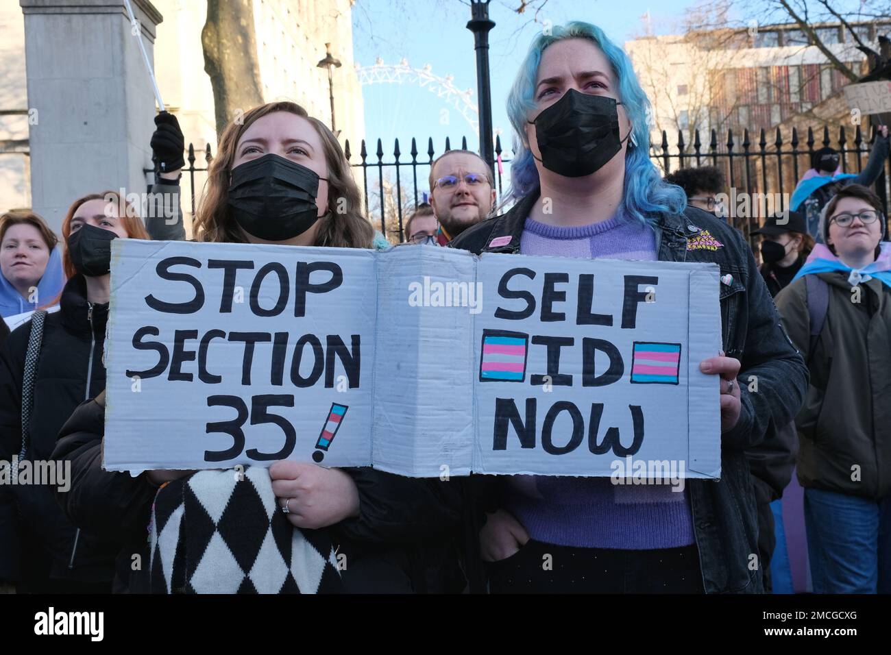 London, Großbritannien. 21. Januar 2022. Aktivisten inszenierten einen weiteren Protest gegenüber der Downing Street, nachdem die britische Regierung das schottische Gender Recognition Bill blockiert hatte, ein Gesetz, das es einem Trans-Menschen erleichtern würde, sein Geschlecht legal zu ändern. Kredit: Elfte Stunde Fotografie/Alamy Live News Stockfoto