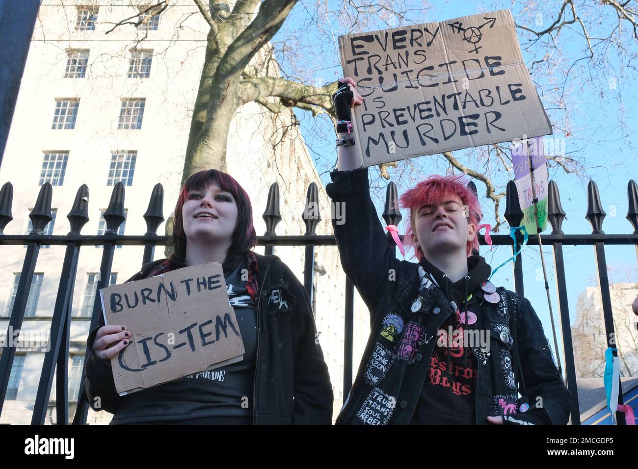 London, Großbritannien. 21. Januar 2022. Aktivisten inszenierten einen weiteren Protest gegenüber der Downing Street, nachdem die britische Regierung das schottische Gender Recognition Bill blockiert hatte, ein Gesetz, das es einem Trans-Menschen erleichtern würde, sein Geschlecht legal zu ändern. Kredit: Elfte Stunde Fotografie/Alamy Live News Stockfoto