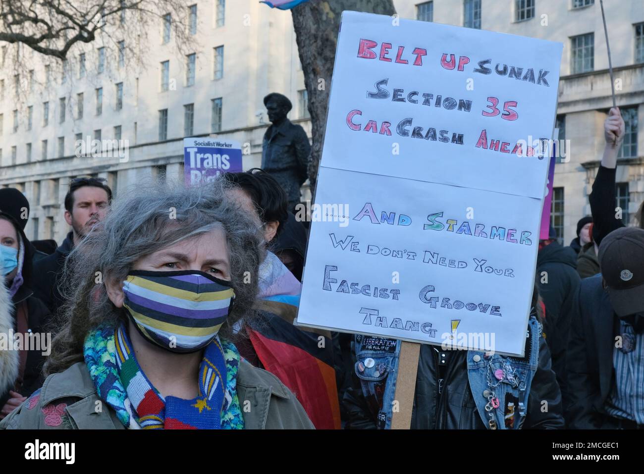 London, Großbritannien. 21. Januar 2022. Aktivisten inszenierten einen weiteren Protest gegenüber der Downing Street, nachdem die britische Regierung das schottische Gender Recognition Bill blockiert hatte, ein Gesetz, das es einem Trans-Menschen erleichtern würde, sein Geschlecht legal zu ändern. Kredit: Elfte Stunde Fotografie/Alamy Live News Stockfoto