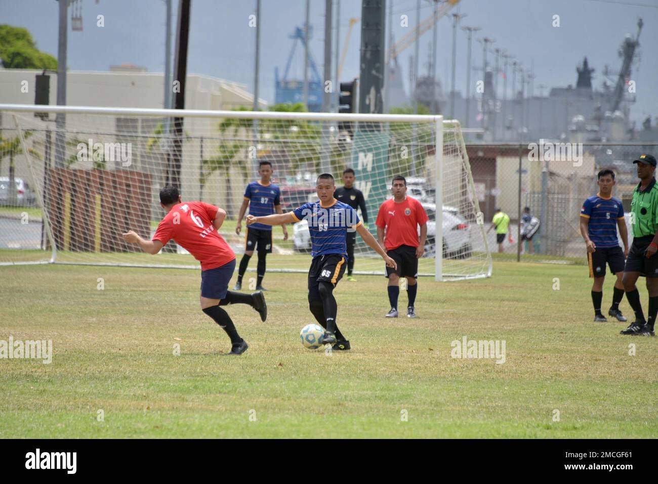 220701-N-N0842-6007-ID PEARL HARBOR (1. Juli 2022) - indonesische Marinesoldaten spielen während Rim of the Pacific (RIMPAC) 2022 ein Fußballspiel gegen chilenische Marinesoldaten. Von Juni 29 bis August 4 nehmen an der RIMPAC 25.000 Nationen, 38 Schiffe, vier U-Boote, mehr als 170 Flugzeuge und Mitarbeiter auf und um die hawaiianischen Inseln und Südkalifornien Teil. RIMPAC ist die weltweit größte internationale Seefahrt-Übung und bietet eine einzigartige Ausbildungsmöglichkeit. Gleichzeitig werden kooperative Beziehungen zwischen den Teilnehmern gefördert und aufrechterhalten, die für die Gewährleistung der Sicherheit von Seeschiffen und der Sicherheit von Seeschiffen von entscheidender Bedeutung sind Stockfoto