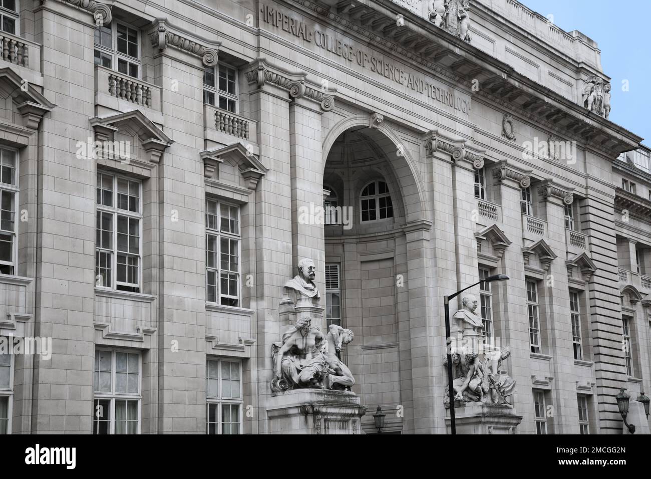 London, England - Juli 2009: Imperial College of Science, eine führende Technologie-Universität, mit barocken Statuen um den Eingang Stockfoto