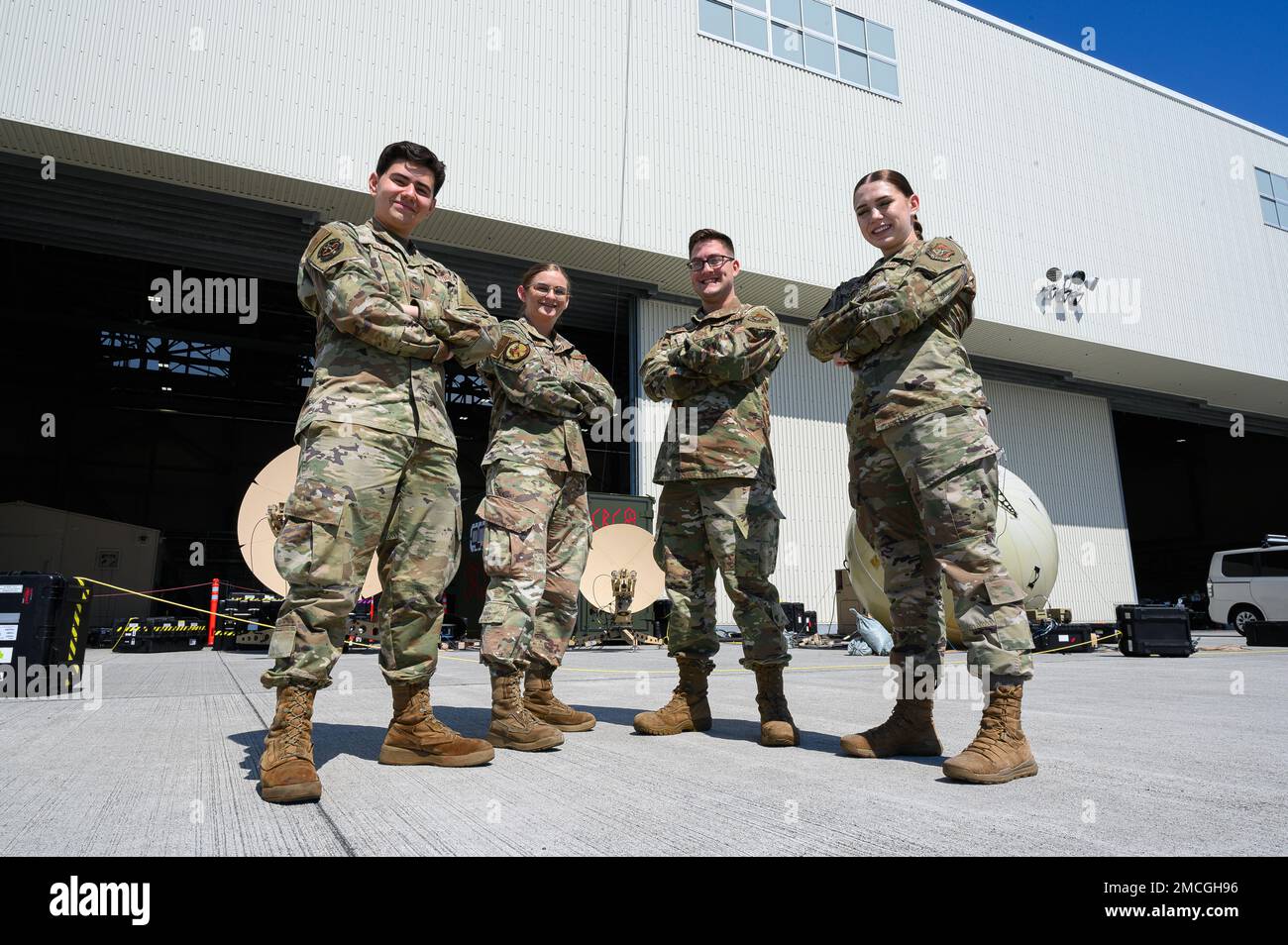 USA Die 356. Expeditionstruppe, 354. Luftwaffe und 644. Gefechtsstaffel sind Flugzeuge, die beim Agile Combat Employment Training in der Marine Corps Air Station Iwakuni, Japan, am 1. Juli 2022 für ein Foto posieren. Diese Airmen repräsentierten beide Kommunikationsgeschwader und arbeiteten zusammen, um komplexe Kommunikationssysteme aufzubauen und zu warten, die für ACE-Schulungen unerlässlich sind. Stockfoto