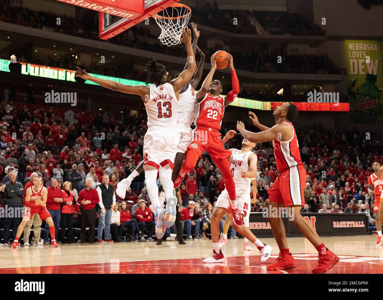 Ohio State's Malaki Branham (22) shoots against Nebraska's Derrick Walker (13) and Lat Mayen (11) during the second half of an NCAA college basketball game Sunday, Jan. 2, 2022, in Lincoln, Neb. Ohio State defeated Nebraska 87-79 in overtime. (AP Photo/Rebecca S. Gratz) Stockfoto