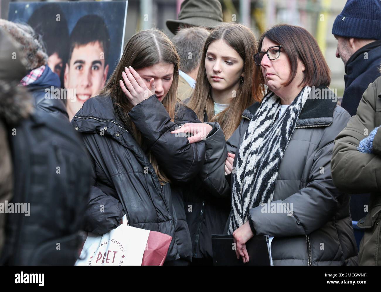 London, Großbritannien. 21. Januar 2023. Eine junge Frau kann die Tränen nicht zurückhalten, nachdem sie motherís ihre Berichte über ihre Verletzungen bei einer Kundgebung für den Covid-19-Impfstoff gehört hat, der außerhalb der BBC verletzt wurde. Hunderte von der Freiheitsbewegung waren dabei, Unterstützung anzubieten und bewegte Berichte aus erster Hand über Leben und Gesundheit zu hören, die nach der COVID-19-Impfung ruiniert wurden. Eine stille Prozession, angeführt von einigen Verletzten im Rollstuhl, ging zur Downing Street, wo Hunderte von weißen Rosen über die Tore geworfen wurden. Kredit: SOPA Images Limited/Alamy Live News Stockfoto