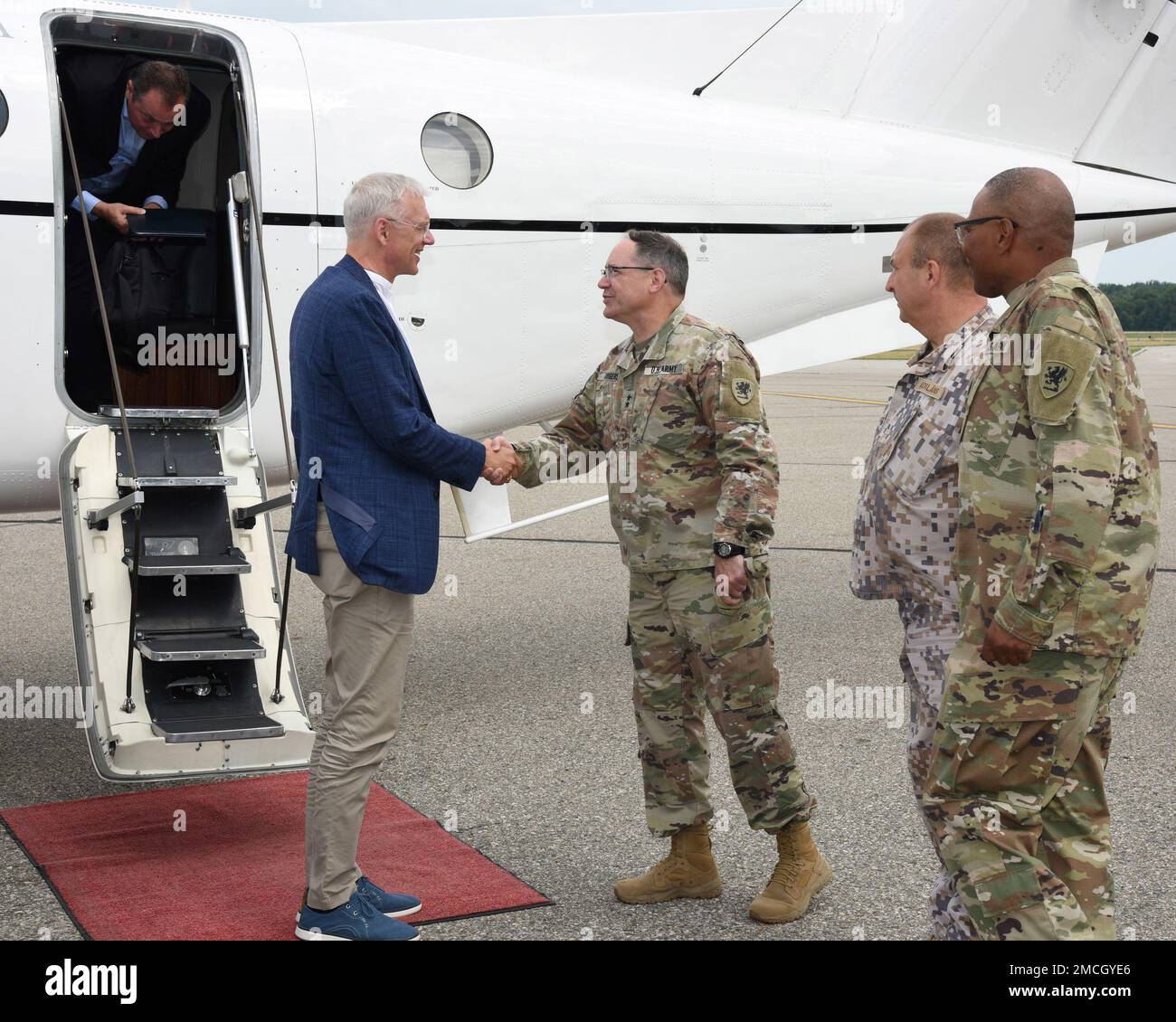 USA Generalmajor Paul Rogers, Adjutant General und Direktor, Michigan Department of Military and Veterans Affairs, begrüßt den lettischen Ministerpräsidenten Krišjānis Kariņš, Lansing, Michigan, 1. Juli 2022. KARIŅŠ besuchte ihn mit DER FÜHRUNG DER MING, da sein Besuch im Jahr 2022 in den USA und Lettland 100 Jahre diplomatischer Beziehungen feierte. Seit fast 30 Jahren arbeitet die Nationalgarde von Michigan im Rahmen des Staatspartnerschaftsprogramms des Büros der Nationalgarde intensiv mit den lettischen Streitkräften zusammen. Stockfoto