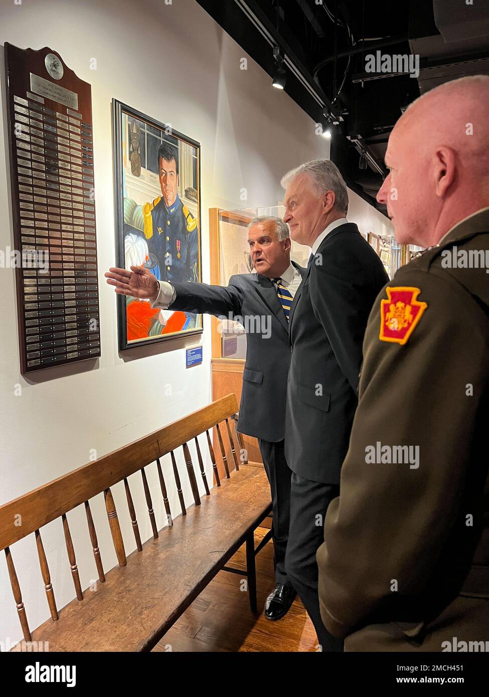 Der litauische Präsident Gitanas Nauseda besucht am 2. Juli 2022 die erste Truppe in Philadelphia City Calvary Armory in Philadelphia. Präsident Nauseda traf sich mit Generalmajor Mark J. Schindler, dem Generaladjutanten von Pennsylvania, und den Leitern der Ministerien für Militär- und Veteranenangelegenheiten in Pennsylvania (DMVA) und Community and Economic Development (DCED), um wirtschaftliche Chancen und ihr 29-jähriges staatliches Partnerschaftsprogramm zu erörtern. Stockfoto