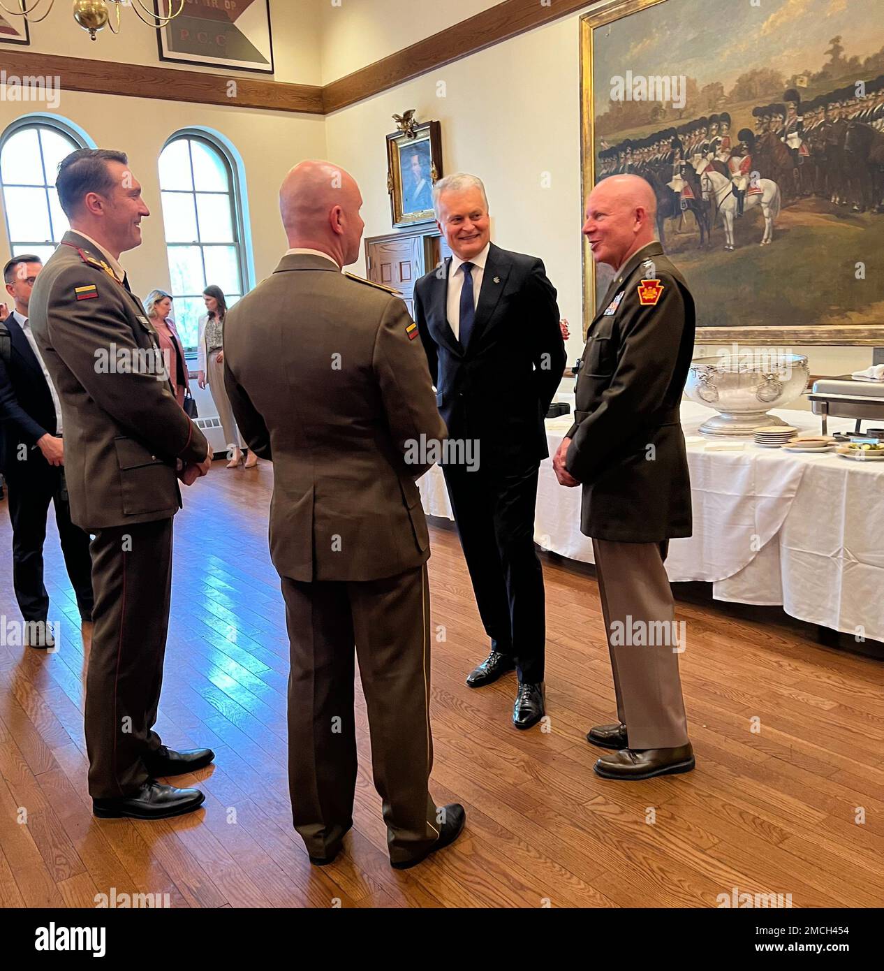 Der litauische Präsident Gitanas Nauseda besucht am 2. Juli 2022 die erste Truppe in Philadelphia City Calvary Armory in Philadelphia. Präsident Nauseda traf sich mit Generalmajor Mark J. Schindler, dem Generaladjutanten von Pennsylvania, und den Leitern der Ministerien für Militär- und Veteranenangelegenheiten in Pennsylvania (DMVA) und Community and Economic Development (DCED), um wirtschaftliche Chancen und ihr 29-jähriges staatliches Partnerschaftsprogramm zu erörtern. Stockfoto