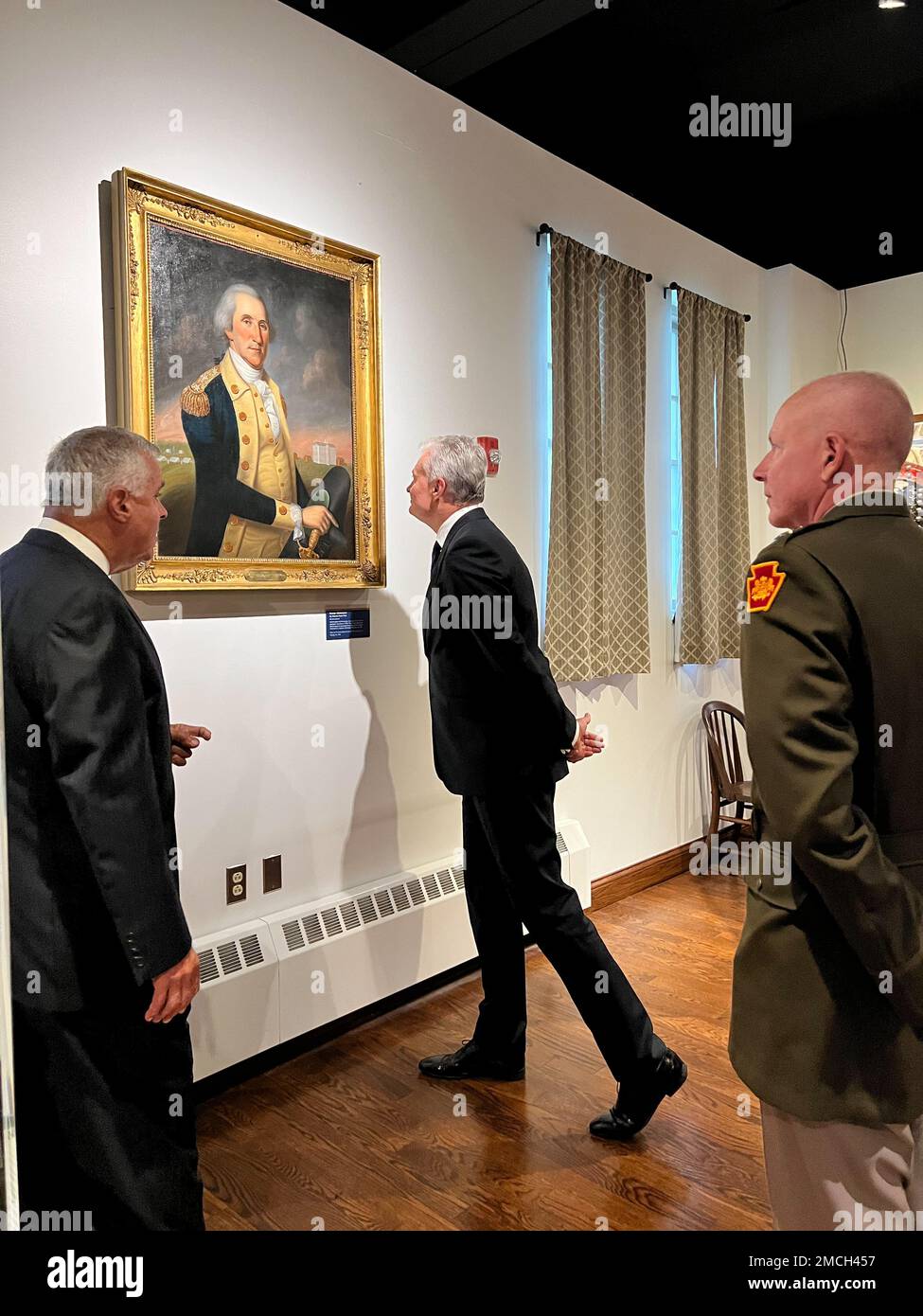 Der litauische Präsident Gitanas Nauseda besucht am 2. Juli 2022 die erste Truppe in Philadelphia City Calvary Armory in Philadelphia. Präsident Nauseda traf sich mit Generalmajor Mark J. Schindler, dem Generaladjutanten von Pennsylvania, und den Leitern der Ministerien für Militär- und Veteranenangelegenheiten in Pennsylvania (DMVA) und Community and Economic Development (DCED), um wirtschaftliche Chancen und ihr 29-jähriges staatliches Partnerschaftsprogramm zu erörtern. Stockfoto