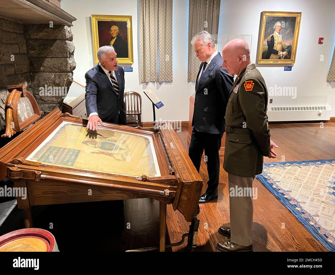 Der litauische Präsident Gitanas Nauseda besucht am 2. Juli 2022 die erste Truppe in Philadelphia City Calvary Armory in Philadelphia. Präsident Nauseda traf sich mit Generalmajor Mark J. Schindler, dem Generaladjutanten von Pennsylvania, und den Leitern der Ministerien für Militär- und Veteranenangelegenheiten in Pennsylvania (DMVA) und Community and Economic Development (DCED), um wirtschaftliche Chancen und ihr 29-jähriges staatliches Partnerschaftsprogramm zu erörtern. Stockfoto