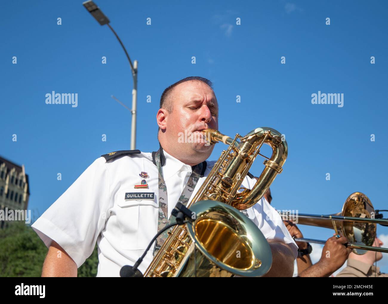 Mitglied der „Fort Sam's Own“ 323d Army Band, tritt vor dem Alamo in San Antonio, Texas, am 2. Juli 2022 auf. "Fort Sam's Own" 323d Army Band und 78. Army Reserve Band haben sich zusammengeschlossen, um den Tag zu feiern, an dem die 13 amerikanischen Kolonien am 2. Juli 1776 offiziell für die Trennung von Großbritannien gestimmt haben. Der Unabhängigkeitstag feiert Amerikas Geburt und ehrt diejenigen, die die Unabhängigkeitserklärung entwickelt und angenommen haben. Stockfoto