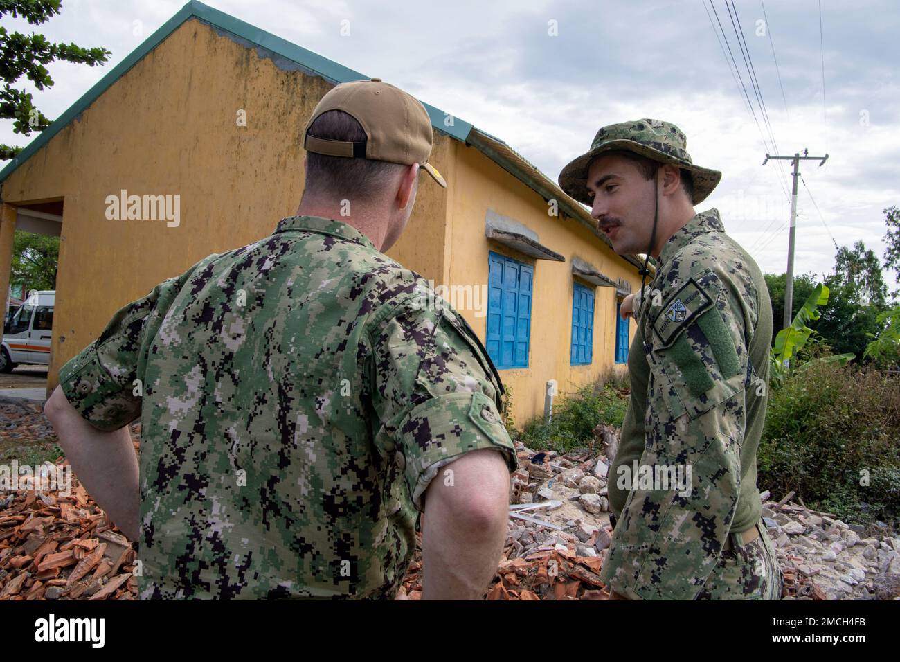TUY HOA, VIETNAM (2. Juli 2022) – LT. Jacob Lemmelin, aus Eagle, Idaho, rechts, spricht mit Konteradmiral Mark Melson, Commander, Task Force 73 (CTF 73), an der an Ning Dong Schule, einem Sanierungsstandort der Pacific Partnership 2022. Die Pazifikpartnerschaft ist die größte multinationale Mission zur Vorbereitung auf humanitäre Hilfe und Katastrophenhilfe, die jährlich im Indo-Pazifik durchgeführt wird. Sie ist seit 17. Jahren Teil der Partnerschaft. Stockfoto