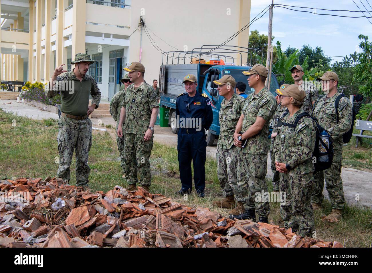 TUY HOA, VIETNAM (2. Juli 2022) – LT. Jacob Lemmelin aus Eagle, Idaho, Left, spricht mit Konteradmiral Mark Melson, Commander, Task Force 73 (CTF 73), an der an Ning Dong Schule, einem Sanierungsstandort der Pacific Partnership 2022. Die Pazifikpartnerschaft ist die größte multinationale Mission zur Vorbereitung auf humanitäre Hilfe und Katastrophenhilfe, die jährlich im Indo-Pazifik durchgeführt wird. Sie ist seit 17. Jahren Teil der Partnerschaft. Stockfoto