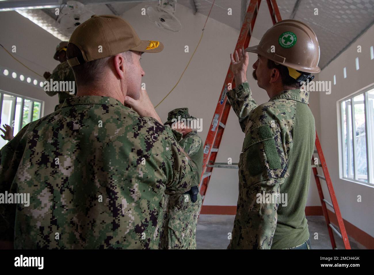 TUY HOA, VIETNAM (2. Juli 2022) – Construction Electrician 2. Class Sean Sullivan, aus San Marcos, Texas, spricht mit Konteradmiral Mark Melson, Commander, Task Force 73 (CTF 73), an Ning Dong School, einem Sanierungsstandort der Pacific Partnership 2022. Die Pazifikpartnerschaft ist die größte multinationale Mission zur Vorbereitung auf humanitäre Hilfe und Katastrophenhilfe, die jährlich im Indo-Pazifik durchgeführt wird. Sie ist seit 17. Jahren Teil der Partnerschaft. Stockfoto