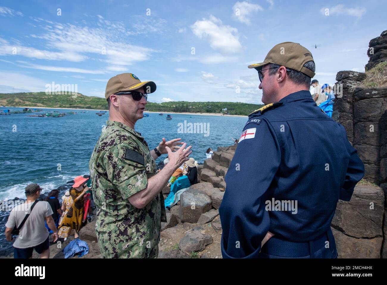 TUY HOA, VIETNAM (2. Juli 2022) – Konteradmiral Mark Melson, Befehlshaber der Task Force 73 (CTF 73), Left, spricht mit Captain Charles Maynard von der Royal Navy, der während der Pacific Partnership 2022 als stellvertretender Befehlshaber der Pacific Partnership 2022 (PP22) am Da Dia Reef fungiert. Die Pazifikpartnerschaft ist die größte multinationale Mission zur Vorbereitung auf humanitäre Hilfe und Katastrophenhilfe, die jährlich im Indo-Pazifik durchgeführt wird. Sie ist seit 17. Jahren Teil der Partnerschaft. Stockfoto