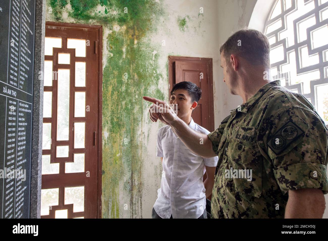 TUY HOA, VIETNAM (2. Juli 2022) – Konteradmiral Mark Melson, Befehlshaber, Task Force 73 (CTF 73), führt Thap Nhan während der Pacific Partnership 2022. Die Pazifikpartnerschaft ist die größte multinationale Mission zur Vorbereitung auf humanitäre Hilfe und Katastrophenhilfe, die jährlich im Indo-Pazifik durchgeführt wird. Sie ist seit 17. Jahren Teil der Partnerschaft. Stockfoto