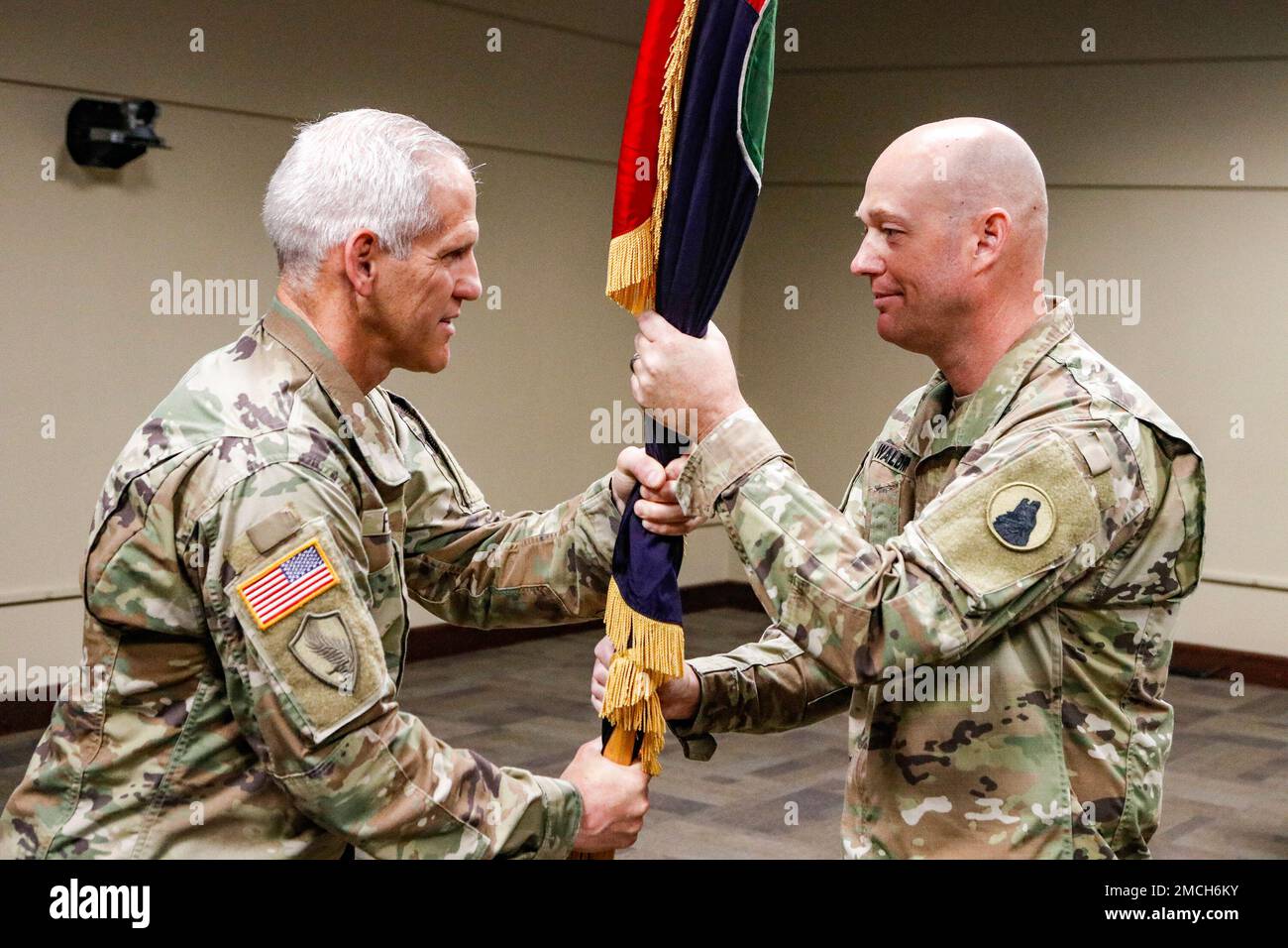 Oberst Jim Waldrop, rechts, ankommender Kommandeur der 1. Brigade, 104. Trainingsabteilung, erhält die Farben der Einheit von Brig. General Rodney J. Fischer, der 104. Trainingskommandant, während einer Zeremonie zum Kommandowechsel am 2. Juli im General George Patton Museum of Leadership, Fort Knox, Ky. Während der Zeremonie gab Oberst Mark P. Dedrick das Kommando über die 1. Brigade an Waldrop auf. Stockfoto