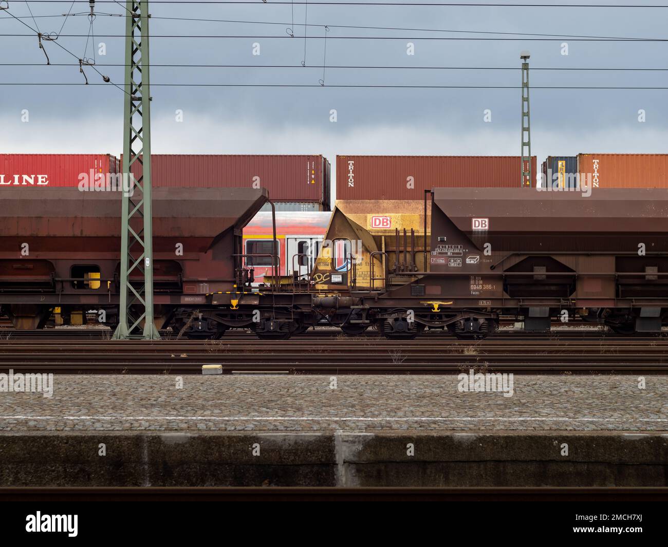 Facns 133 offene Güterwagen der Deutschen Bahn. Rostiger Stahl auf den Schienen. DB-Ladeballastierwagen als Transporttechnik. Stockfoto
