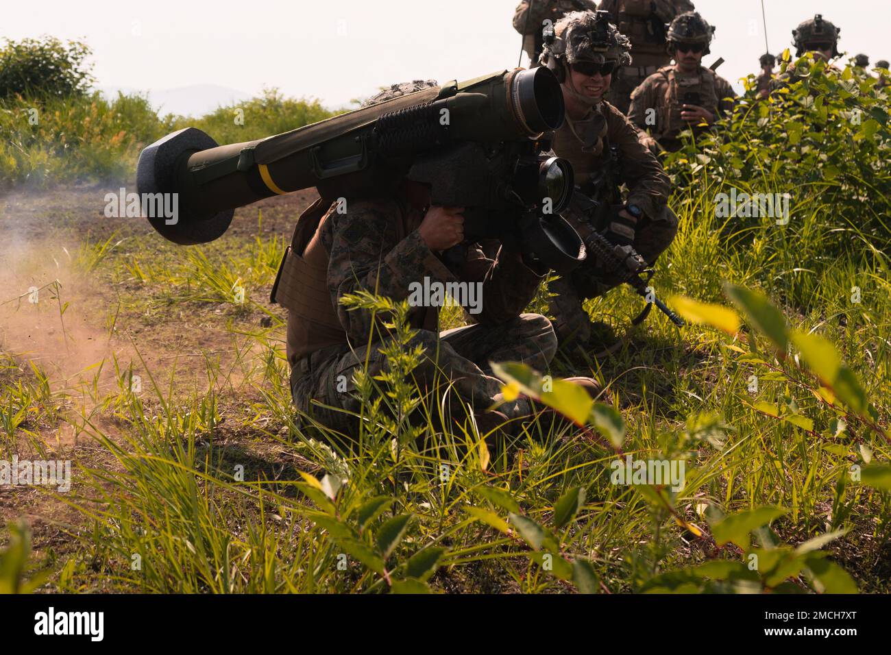 USA Marinekorps CPL. Nathan Boswood (links) und CPL. Jonathan Powell, Panzerabwehrraketen-Schützen mit 3D. Bataillon, 2D Marines, feuern Sie während der Übung Shinka 22,1 im Combined Arms Training Center, Camp Fuji, Japan, am 2. Juli 2022 eine javelin-Schulterabwehr-Panzerabwehrrakete ab. Shinka ist ein Beispiel für ein gemeinsames Engagement für eine realistische Ausbildung, die tödliche, einsatzbereite und anpassungsfähige Kräfte hervorbringt, die in der Lage sind, dezentralisierte Operationen über ein breites Spektrum von Missionen hinweg durchzuführen. 3/2 wird im Indo-Pazifik unter 4. Marines, 3D. Division im Rahmen des Unit Deployment Program eingesetzt. Boswood stammt aus Gaylo Stockfoto