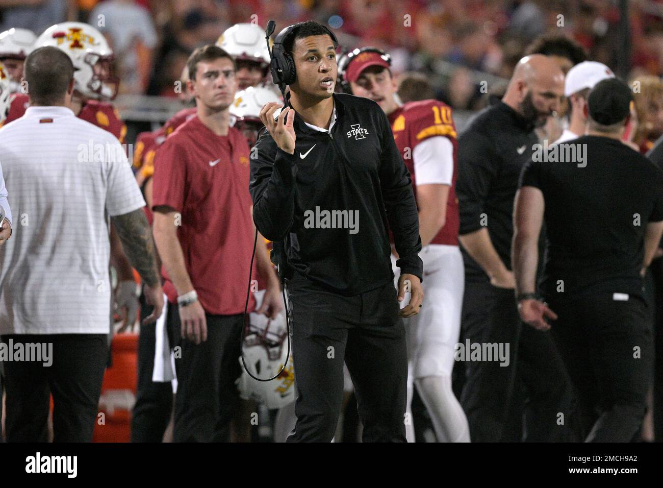 Iowa State running game coordinator Nate Scheelhaase, center, gives instructions from the sideline during the first half of the Cheez-It Bowl NCAA college football game against Clemson, Wednesday, Dec. 29, 2021, in Orlando, Fla. (AP Photo/Phelan M. Ebenhack) Stockfoto