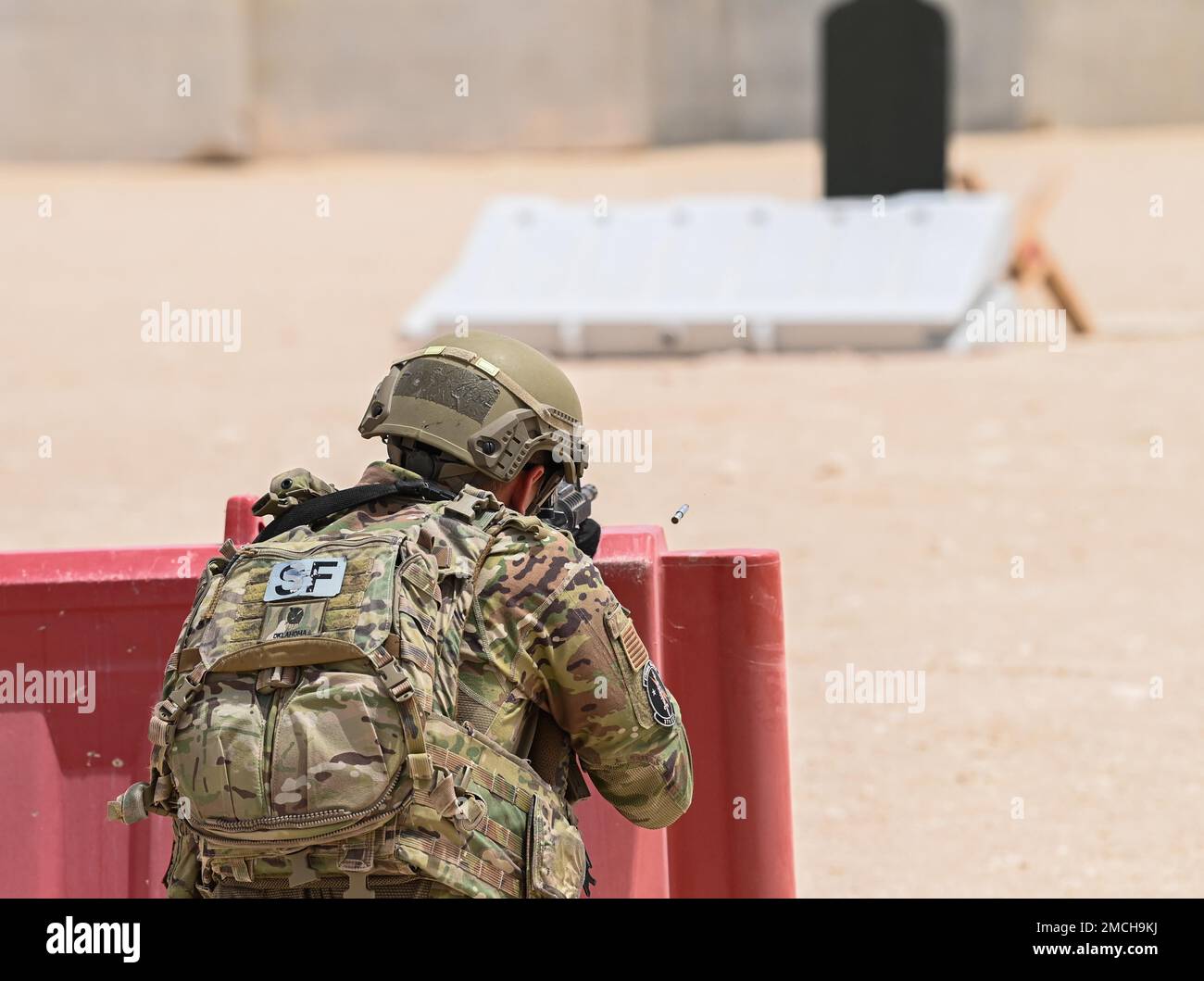 USA Air Force Tech. Sgt. Tristan Ressler, ein 379. Expeditionstrupp-Geschwader, schießt auf einen M-4-Karabiner während einer Shooting, Move and Communicate Demonstration am 2. Juli 2022 auf der Al Udeid Luftwaffenbasis, Katar. Die Defenders verwendeten nicht-tödliche, mit Farbe gefüllte Kugeln, um die Schulung sicher durchzuführen. Stockfoto