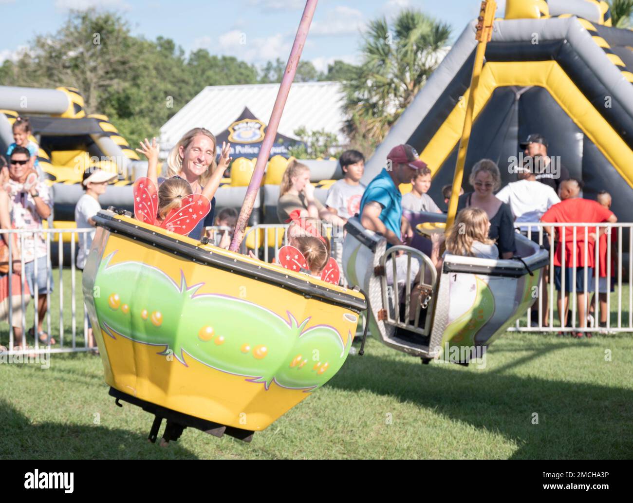 Eine Militärfamilie genießt während der Feier des Unabhängigkeitstages am 4. Juli im Hilton Field von Fort Jackson eine Teetasse in der Kids Zone. Die Veranstaltung wurde am 2. Juli gefeiert und bot Food Trucks, einen lokalen Markt für Militär-Handwerker, ein Konzert und ein Feuerwerk zur Feier der Freiheit der Nation an. Stockfoto