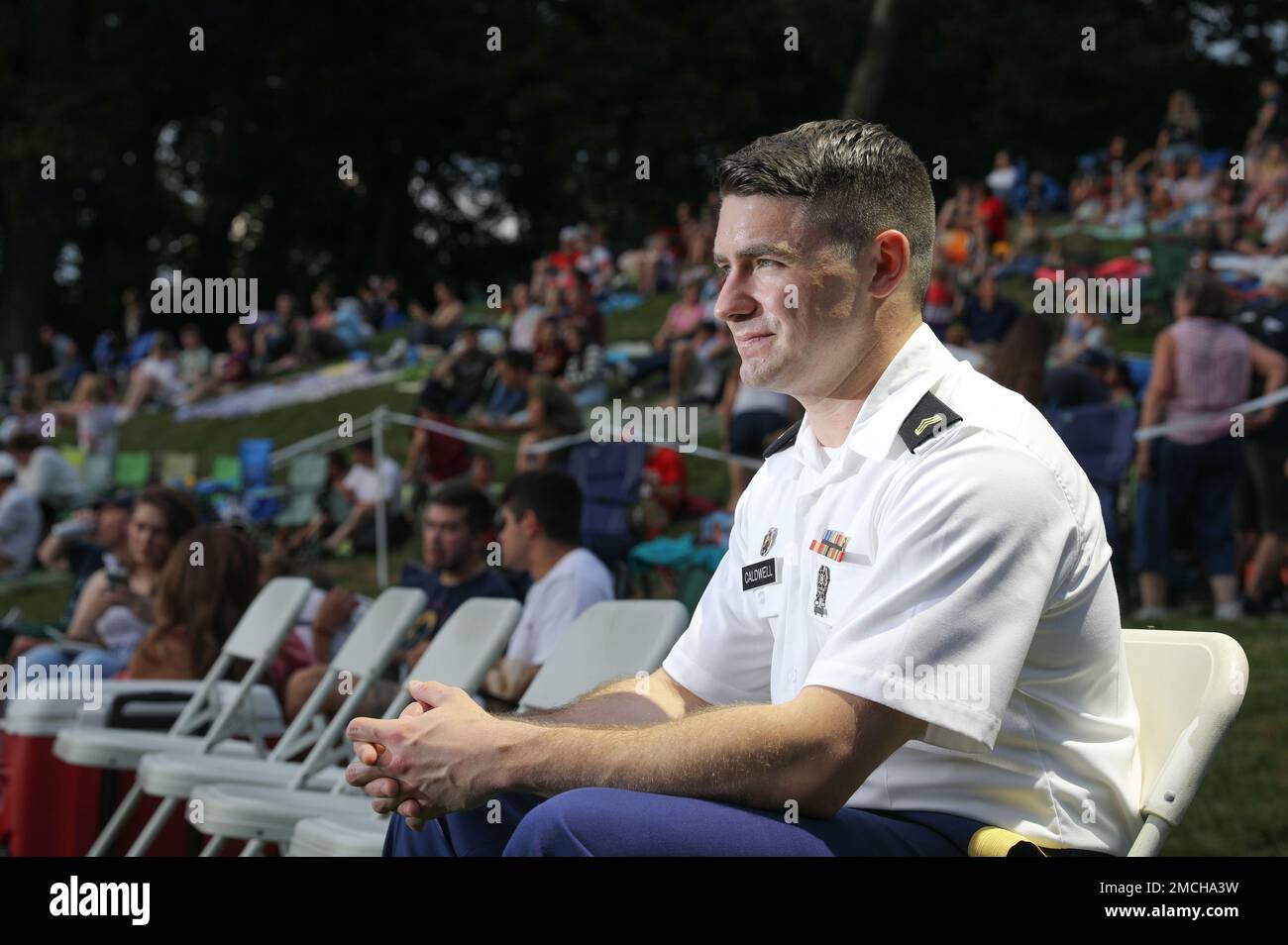 USA Army Reserve Sgt. Nathan Caldwell, ein Musiker der 208. Army Band, beobachtet die West Point Band bei der Music Under the Stars Celebration in den USA Militärakademie Samstag, 2. Juli 2022. Caldwell schrieb ein Musical, das eine Hommage an die USA war Oberstleutnant Tod Addison, der die Band verlässt. Stockfoto