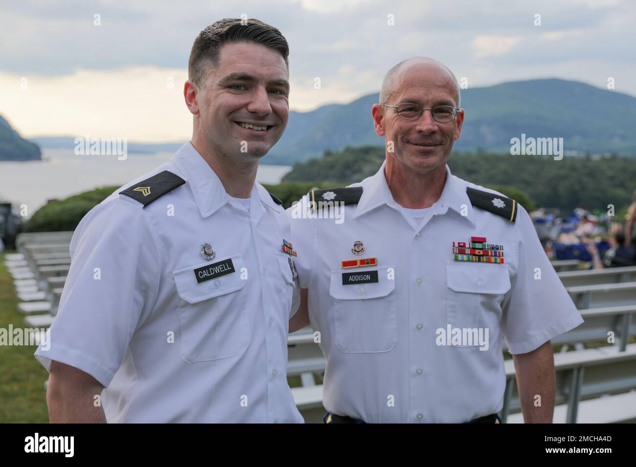 USA Army Reserve Sergeant Nathan Caldwell von der 208. Army Band gratuliert den USA Army LT. Colonel Tod Addison, Dirigent der West Point Band, vor dem Beginn der Music Under the Stars Celebration in den USA Militärakademie Samstag, 2. Juli 2022. Addison, der zu einem anderen Auftrag übergeht, war Caldwells Inspiration, als er "At the Point" schrieb, eines der Musikstücke, die während des Konzerts gespielt wurden. Stockfoto