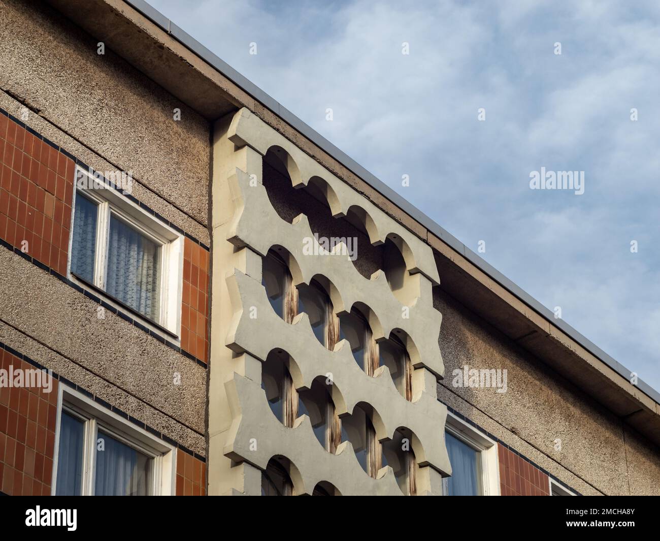 Architektonische Merkmale eines alten Gebäudes in der DDR. Sozialistisches Fassadendesign aus Zementteilen. Nahaufnahme der Außenansicht des Hauses. Stockfoto