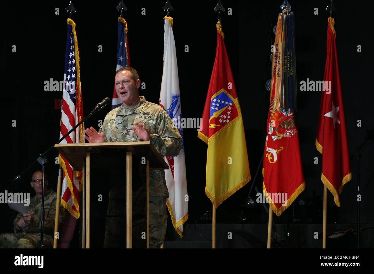 USA Armeebrig. General Thomas Moore II., stellvertretender Generaladjutant der Armee in Ohio, spricht während der Begrüßungszeremonie für Charlie Battery, 2. Bataillon, 174. Luftschutzartillerie-Regiment, in der Vineyard Community Church in Reynoldsburg, Ohio, 2. Juli 2022. Die 2-174. kehrten von einem einjährigen Einsatz zur Unterstützung der Operation inhärente Resolve nach Hause zurück. Stockfoto