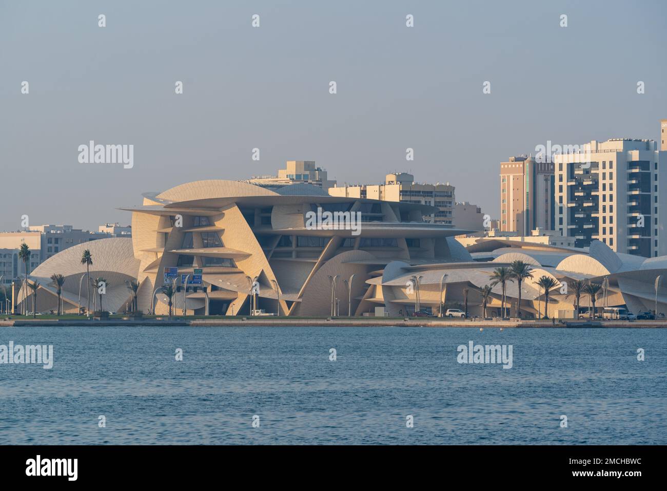 Nationalmuseum von Katar vom alten Hafen Doha aus gesehen. Stockfoto