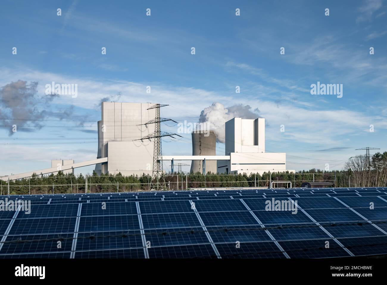 Braunkohlekraftwerk Boxberg mit Solarzellenpaneelen vorne. Fossile Brennstoffe versus erneuerbare Energien. Die Energiewende in Deutschland ist eine Revolution. Stockfoto