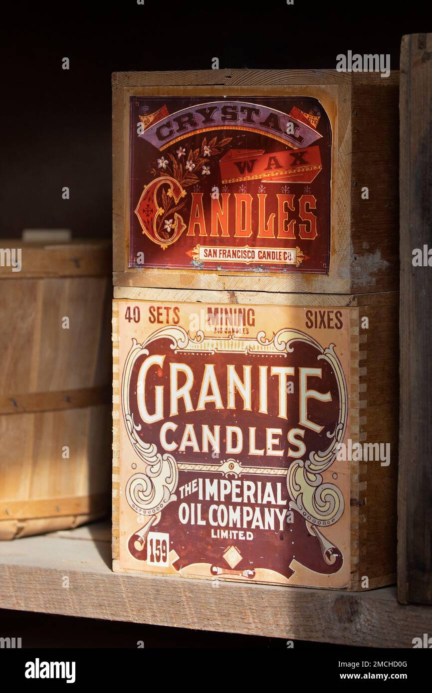 Kerzen in alten Holzkisten in einem Lagerraum der Bar U Ranch National Historic Site, Alberta, Kanada Stockfoto