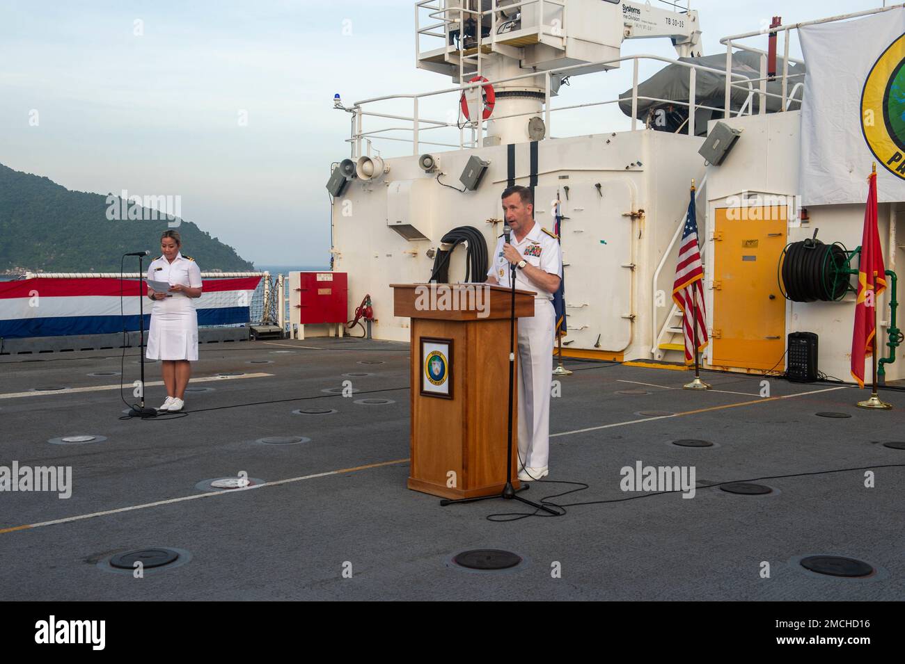 VUNG Ro BAY, Vietnam (3. Juli 2022) - Hinten-ADM. Mark Melson, Commander, Task Force 73 (CTF 73), gibt Bemerkungen während der Pacific Partnership 2022 (PP22) Vietnam Abschlusszeremonie an Bord der USNS Mercy (T-AH 19). Die Pazifikpartnerschaft ist die größte multinationale Mission zur Vorbereitung auf humanitäre Hilfe und Katastrophenhilfe, die jährlich im Indo-Pazifik durchgeführt wird. Sie ist seit 17. Jahren Teil der Partnerschaft. Stockfoto