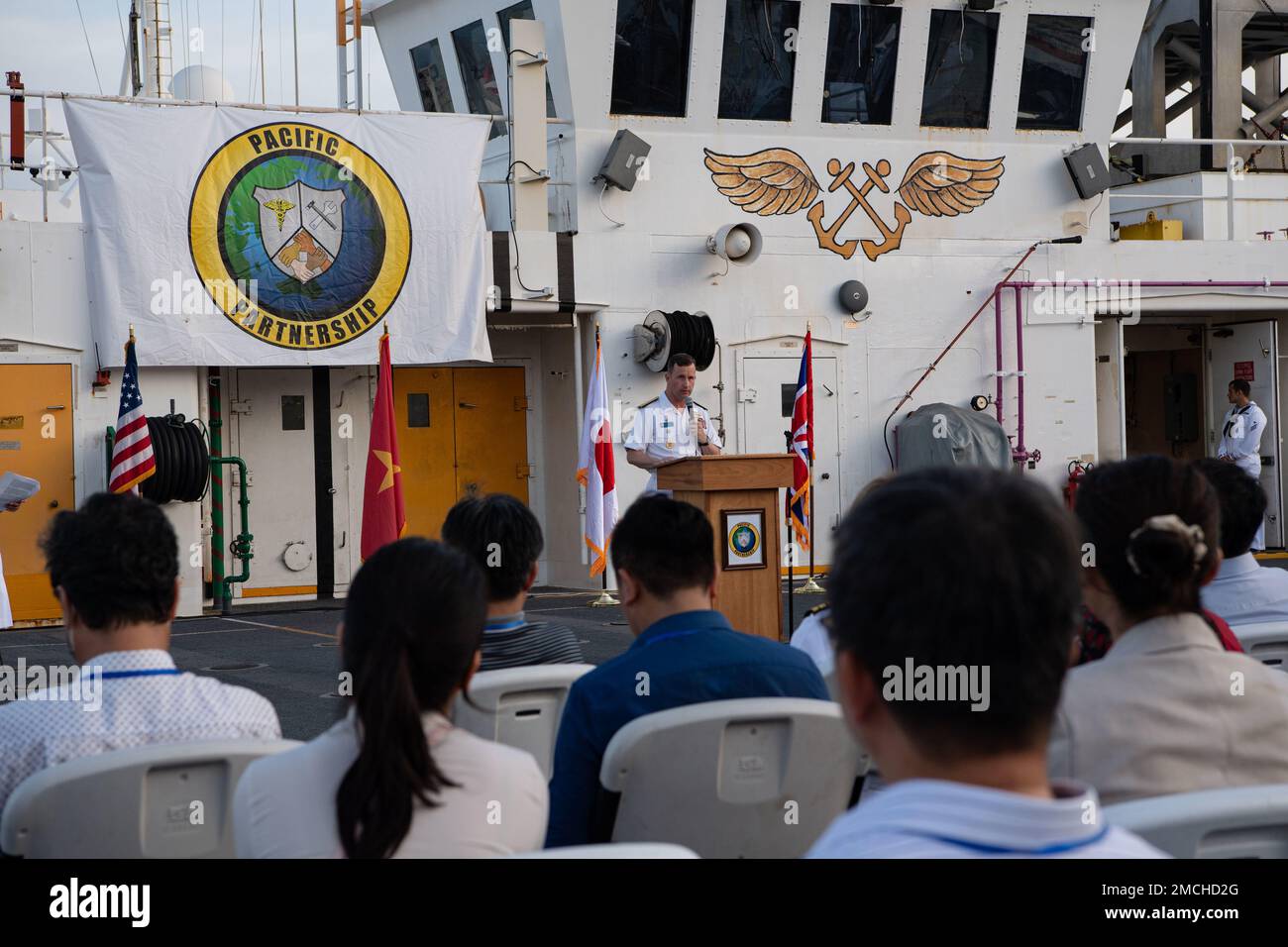 220703-N-NC885-1032 VUNG Ro HARBOR, Vietnam (3. Juli 2022) – Konteradmiral Mark Melson, Commander, Task Force 73, spricht während der Abschlusszeremonie der Pazifischen Partnerschaft 2022 Vietnam an Bord des Krankenhausschiffs USNS Mercy (T-AH 19). Die Pazifikpartnerschaft ist die größte multinationale Mission zur Vorbereitung auf humanitäre Hilfe und Katastrophenhilfe, die jährlich im Indo-Pazifik durchgeführt wird. Sie ist seit 17. Jahren Teil der Partnerschaft. Stockfoto