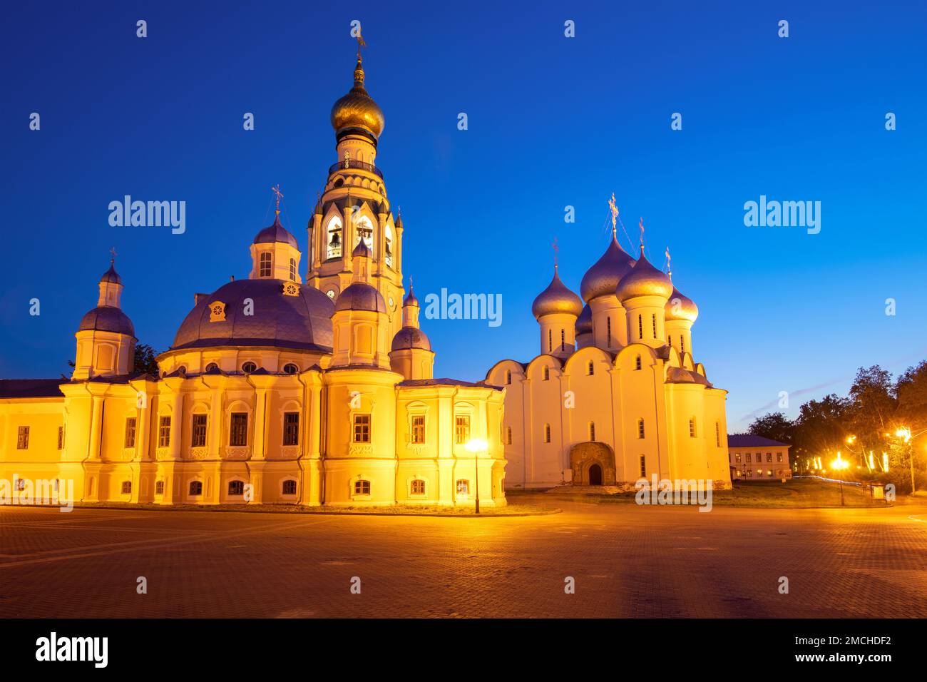 Augustnacht auf dem Kreml-Platz. Wologda, Russland Stockfoto