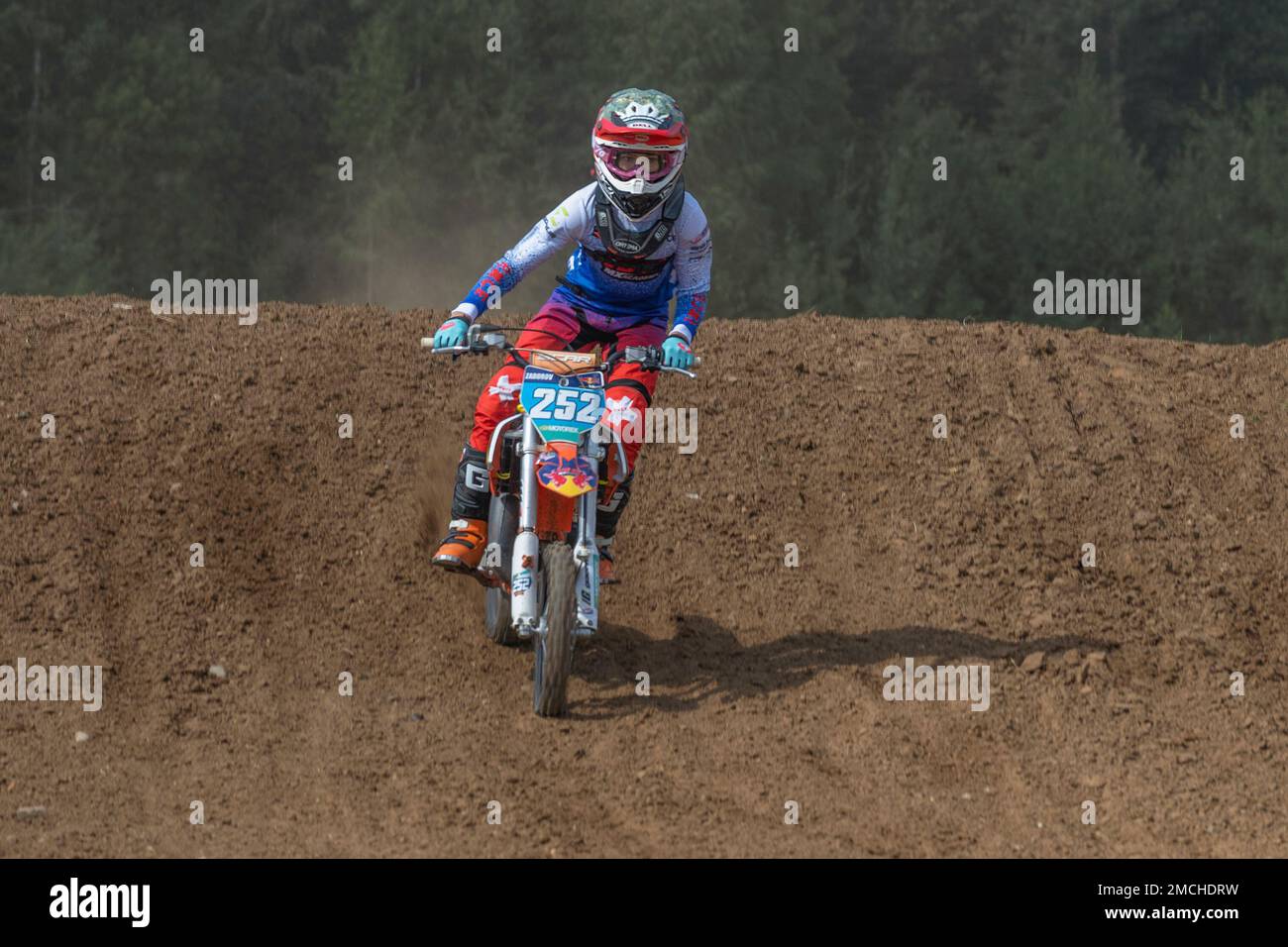 SHARYA, RUSSLAND - 06. AUGUST 2022: Junger Fahrer auf Motocross-Motorrädern auf Motocross-Gleisen. Der Kelch ist dem Andenken an L.A. gewidmet Voronin Stockfoto