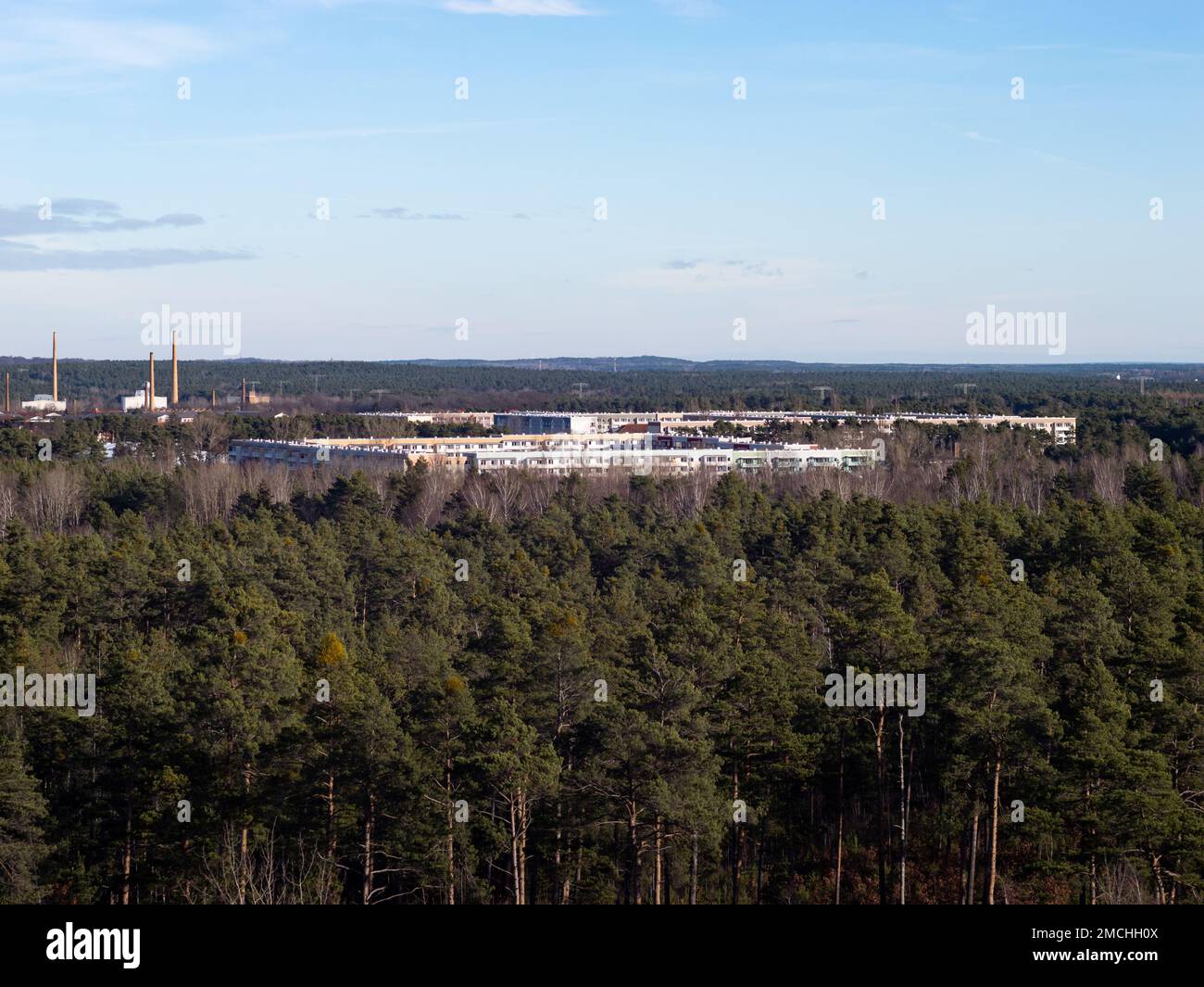 Wohngebäude in Weißwasser in der Nähe des Waldes. Blick vom Aussichtsturm neben dem Braunkohlebergwerk. Panoramaaussicht. Stockfoto