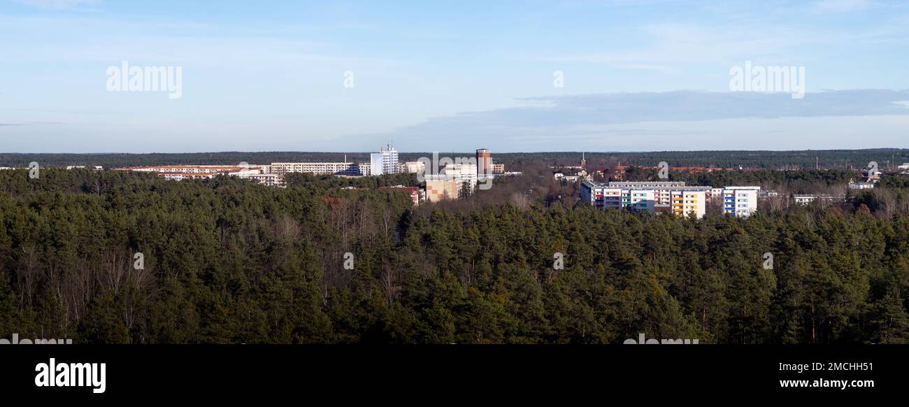 Weißwasser-Landschaft in Oberlusatien, Sachsen. Panoramablick mit vorgefertigten Gebäuden im Wohnviertel. Blick vom Turm. Stockfoto