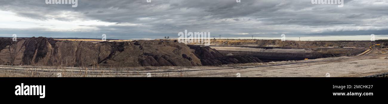 Landschaft einer Braunkohlemine. Panorama der offenen Grube in Sachsen. Die umgewandelte und zerstörte Natur, um die Braunkohlevorkommen zu nutzen. Totes Ödland. Stockfoto