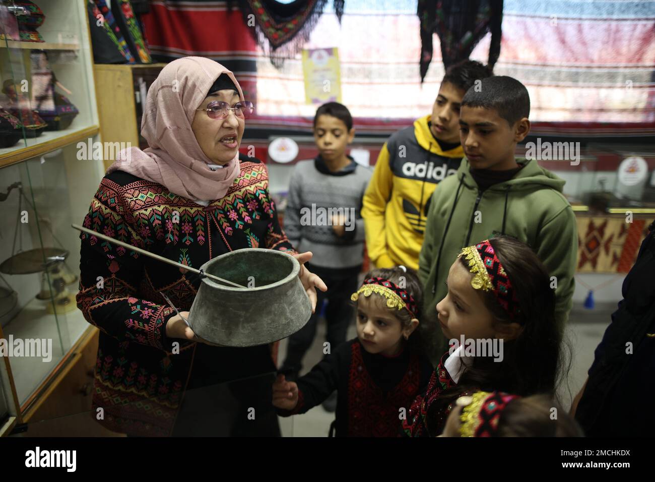 Gaza, Palästina. 19. Januar 2023. Suhaila Shaheen, 60 zeigt den Besuchern die Abschnitte ihres eigenen Museums in Rafah, südlich des Gazastreifens. Eine palästinensische Frau Suhaila Shaheen, 60, gründete ein Museum zum Kulturerbe, das die Sammlungen, die sie gesammelt hat, und das, was sie auf ihre Kosten gekauft hat, enthält. Um das Ziel zu erreichen, das erste Museum mit dem Namen seiner Stadt, Rafah, zu errichten. Kredit: SOPA Images Limited/Alamy Live News Stockfoto