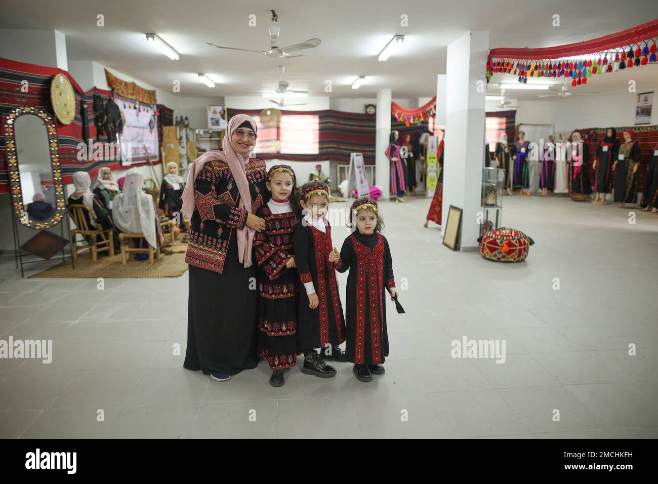 Gaza, Palästina. 19. Januar 2023. Suhaila Shaheen, 60, streichelt ihre Enkelkinder in ihrem eigenen Museum in Rafah, südlich des Gazastreifens. Eine palästinensische Frau Suhaila Shaheen, 60, gründete ein Museum zum Kulturerbe, das die Sammlungen, die sie gesammelt hat, und das, was sie auf ihre Kosten gekauft hat, enthält. Um das Ziel zu erreichen, das erste Museum mit dem Namen seiner Stadt, Rafah, zu errichten. Kredit: SOPA Images Limited/Alamy Live News Stockfoto